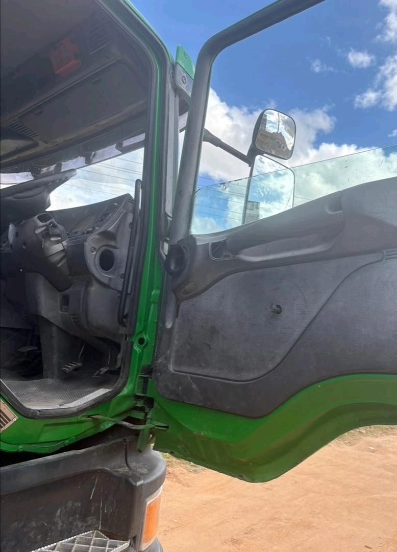 Green Scania Tipper Truck (70 Million TZS Negotiable) thumbnail 7