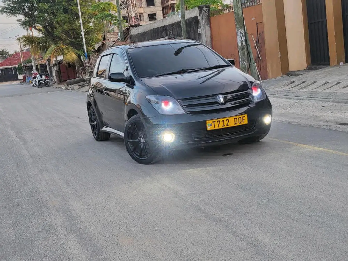 Black 2003 Toyota Ist for Sale thumbnail 3