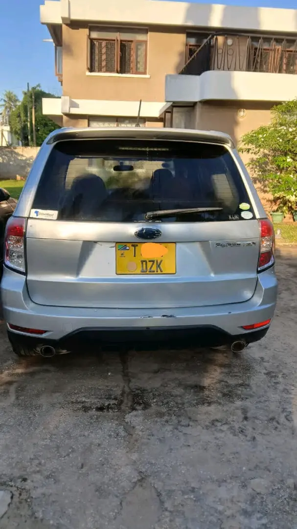 Subaru Forester (Silver)