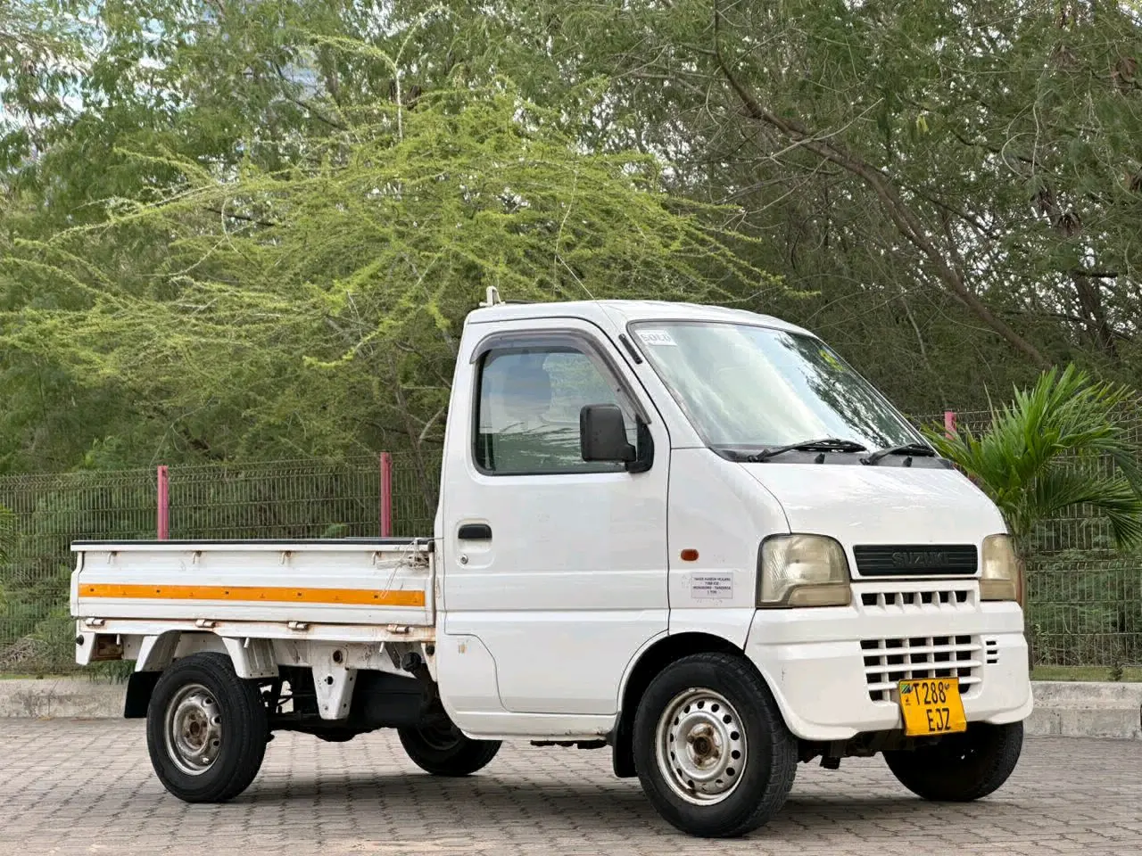Suzuki Carry Mini-Truck 2004 4WD for Sale thumbnail 3