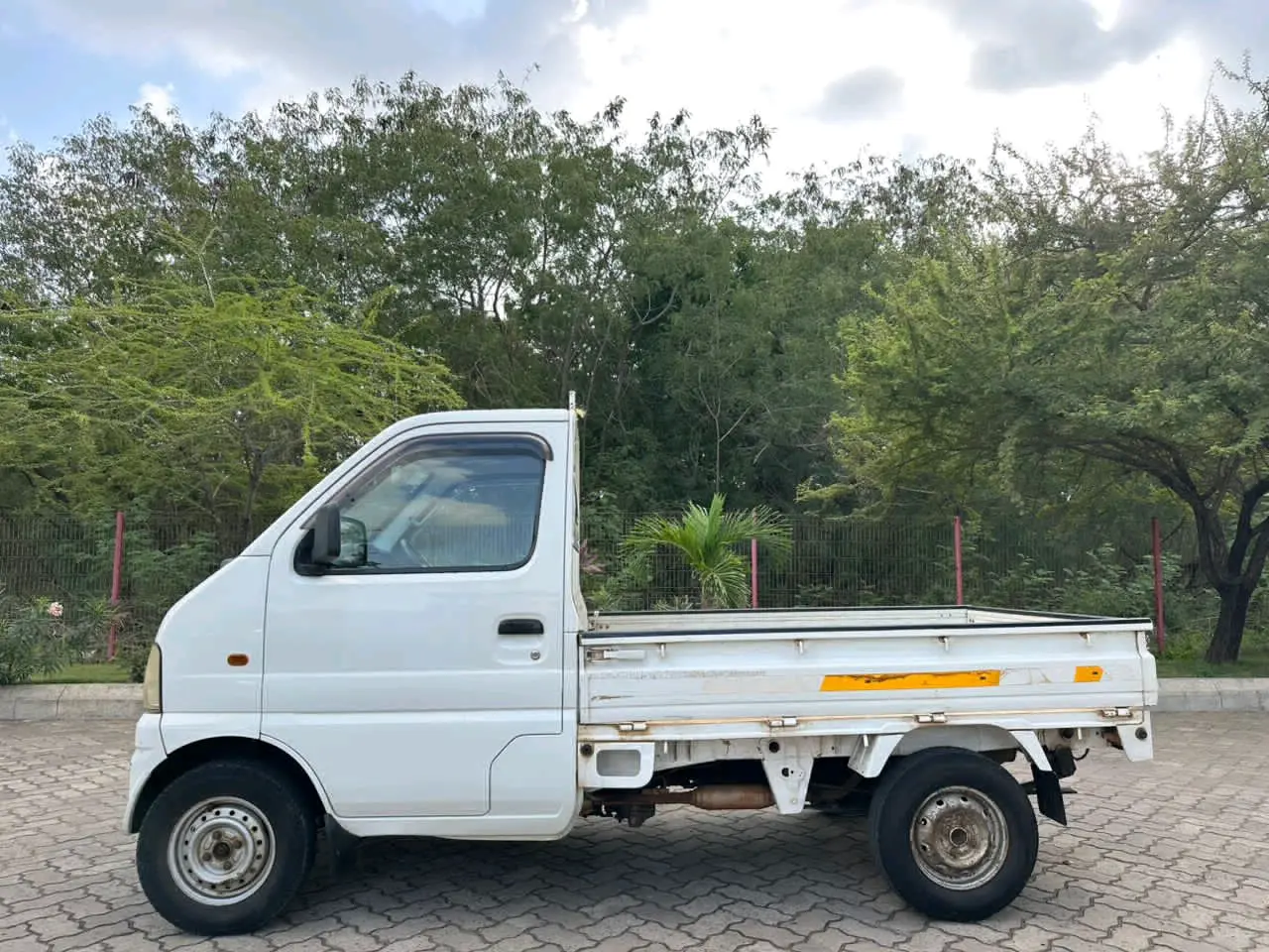 Suzuki Carry Mini-Truck 2004 4WD for Sale thumbnail 4