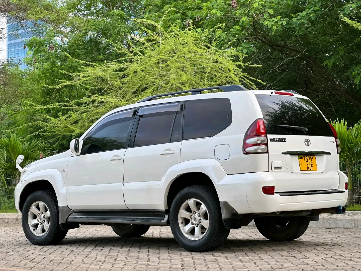 Toyota Land Cruiser Prado 120 (2006) thumbnail 5