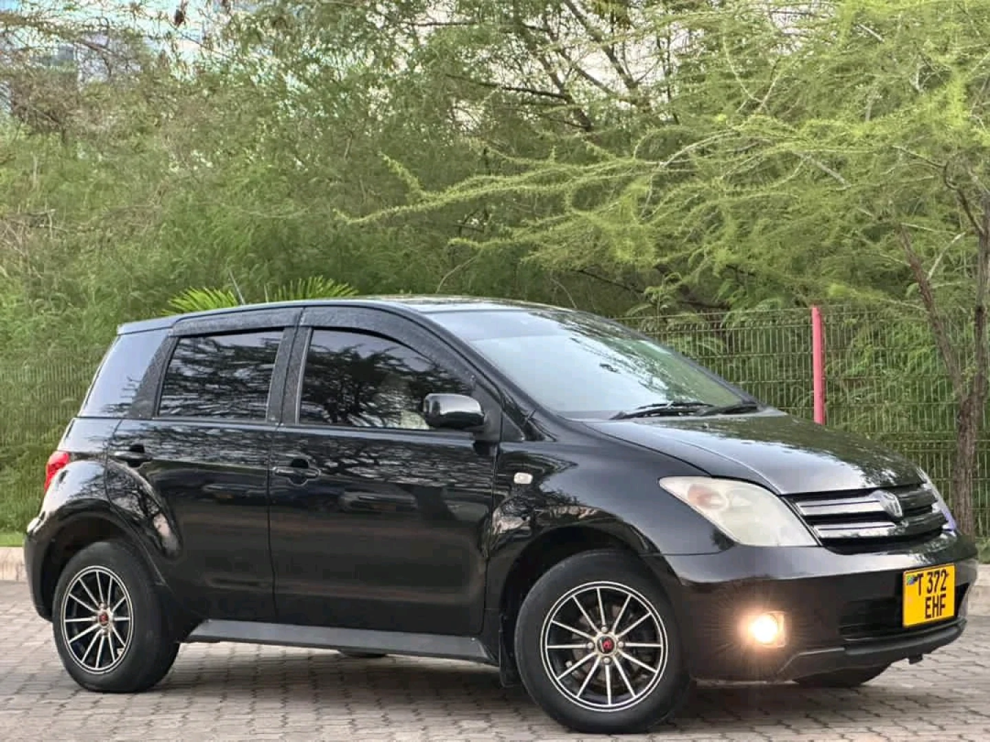 Toyota Ist 2004 Black, 1290cc thumbnail 3