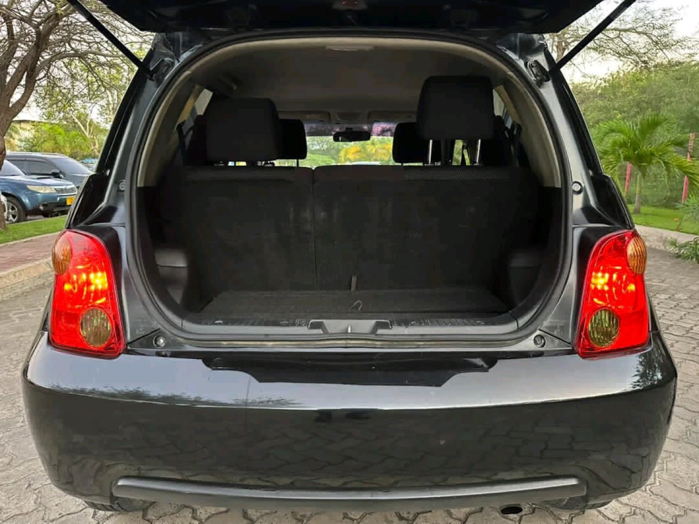Toyota Ist 2004 Black, 1290cc thumbnail 7