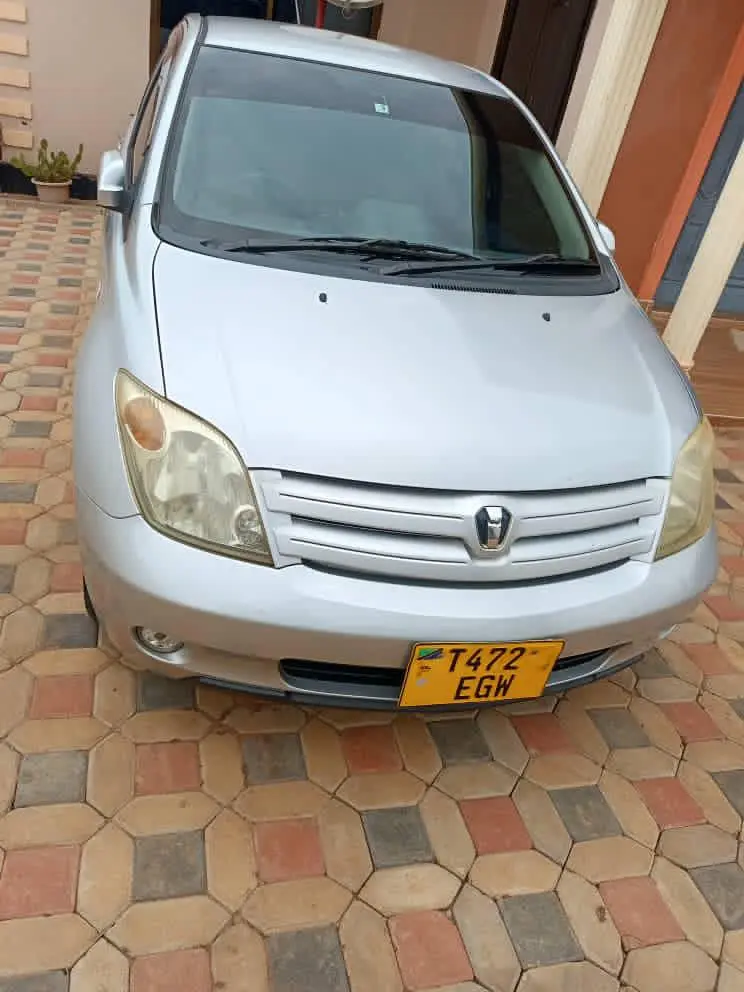 Toyota Ist Silver