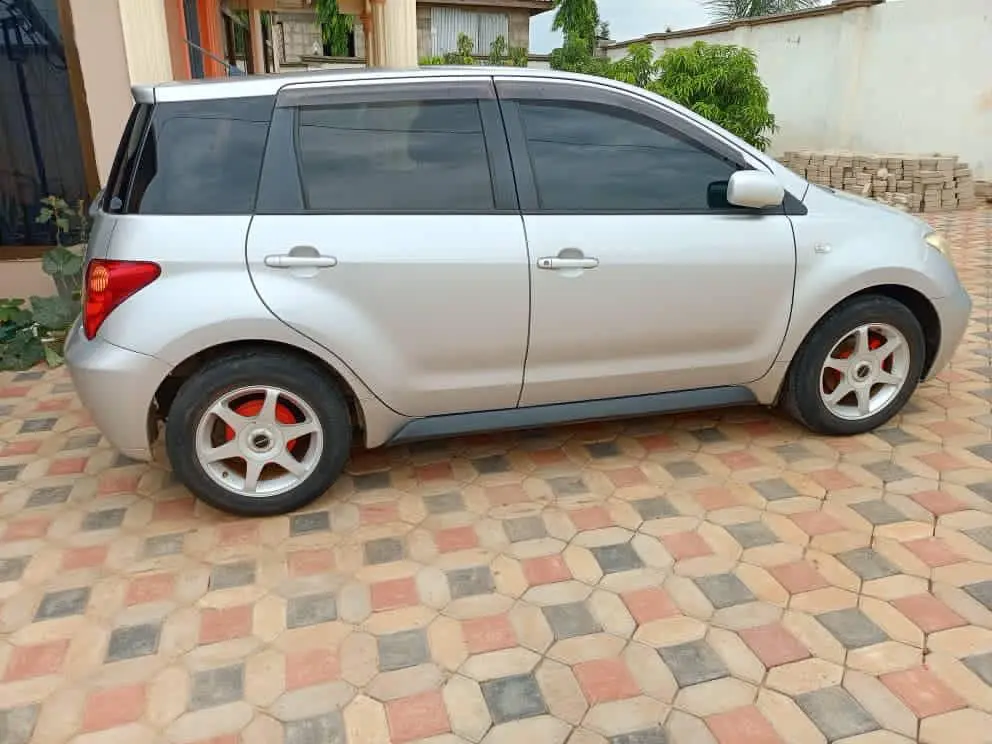 Toyota Ist Silver thumbnail 2