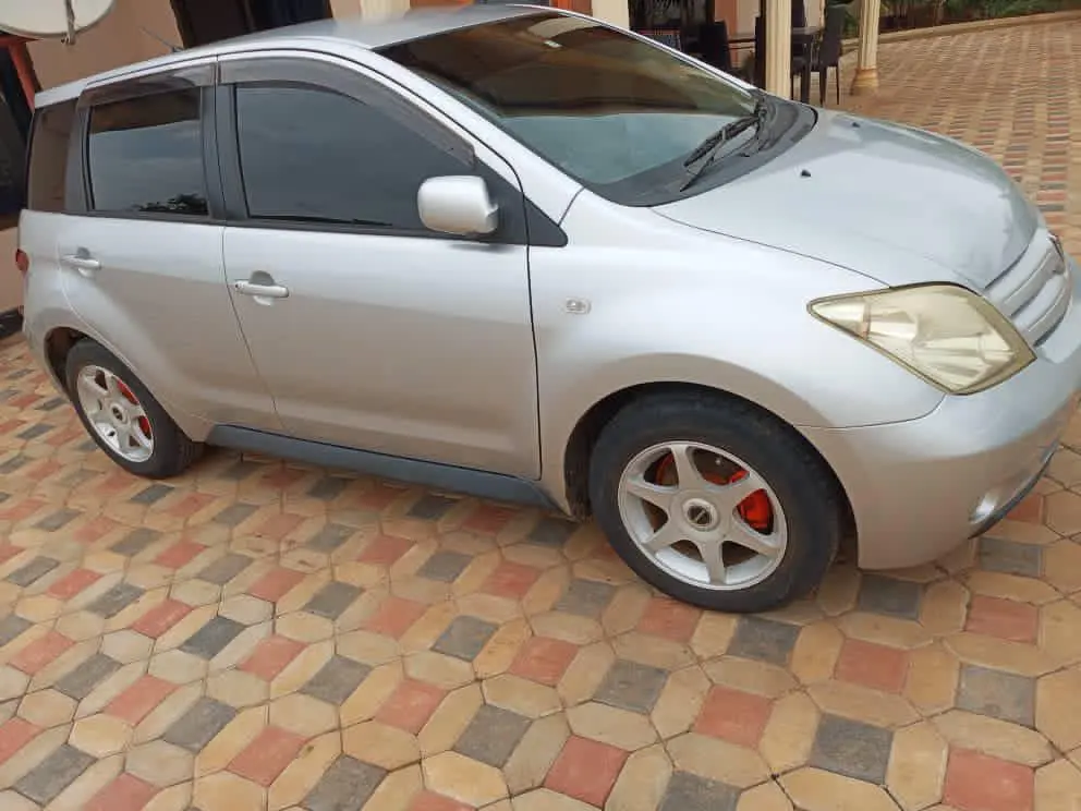 Toyota Ist Silver thumbnail 3