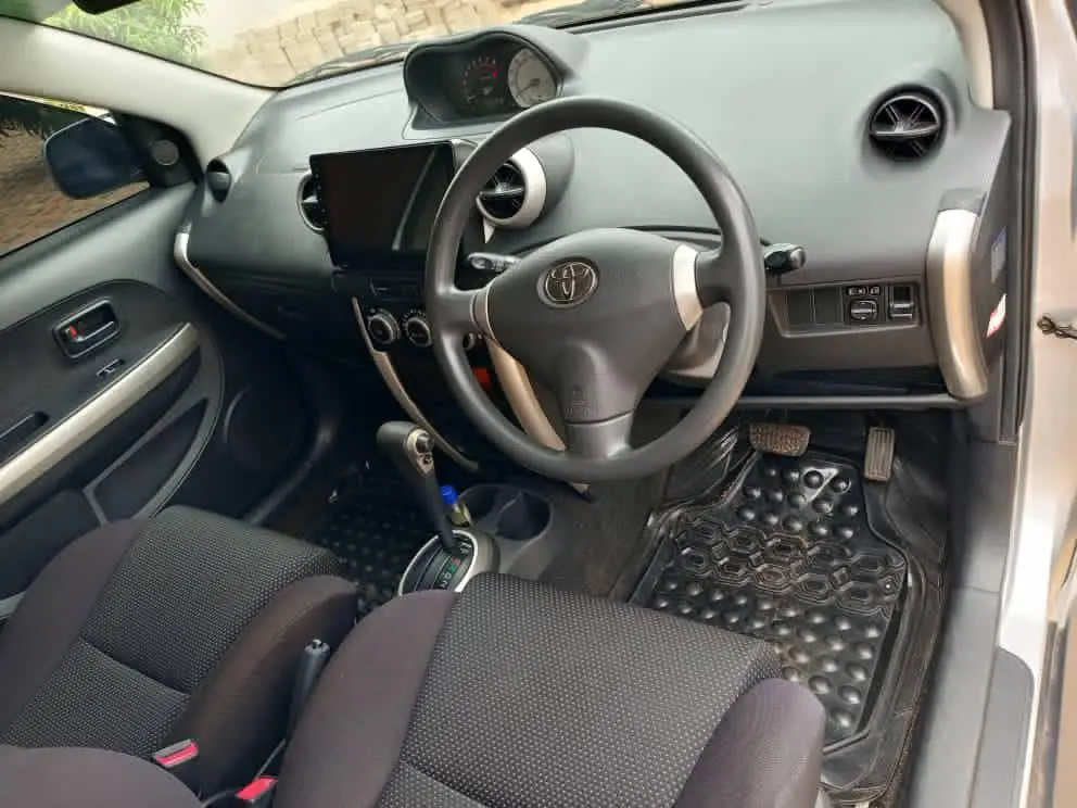 Toyota Ist Silver thumbnail 4