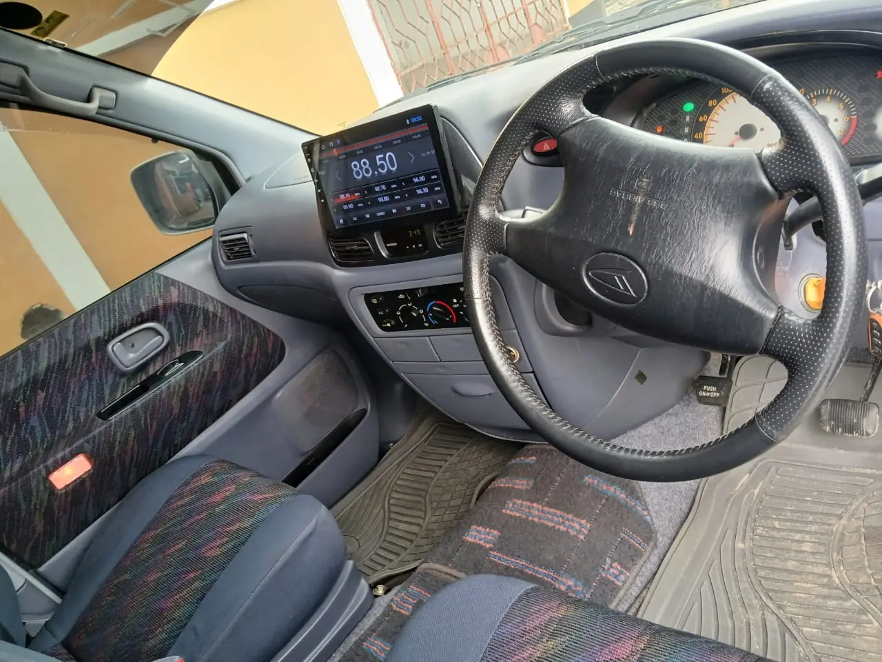Toyota Noah Road Tourer 2001 thumbnail 5