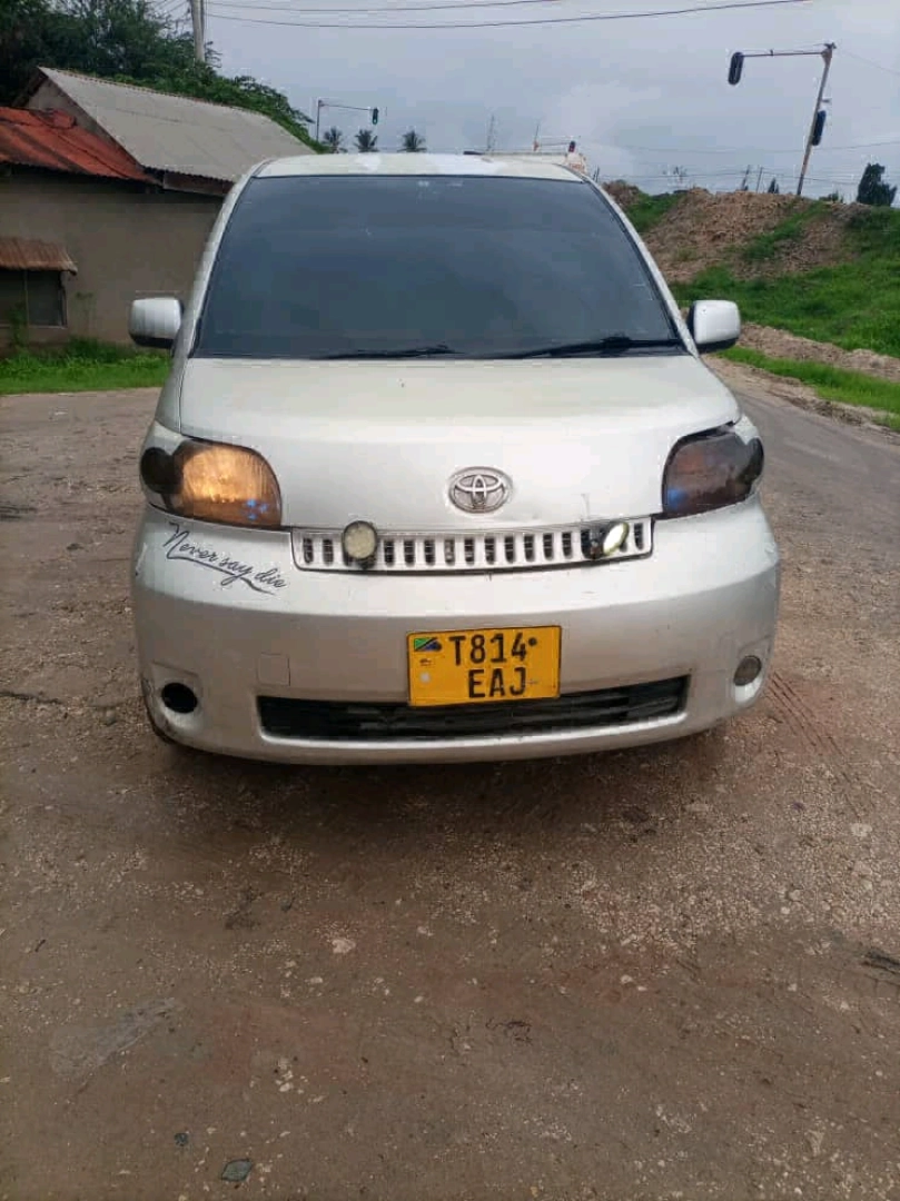 Toyota Porte Minivan Silver Low Mileage