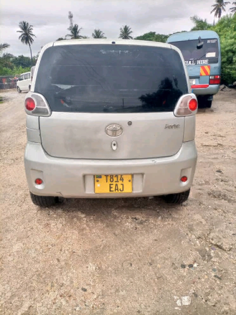 Toyota Porte Minivan Silver Low Mileage thumbnail 2