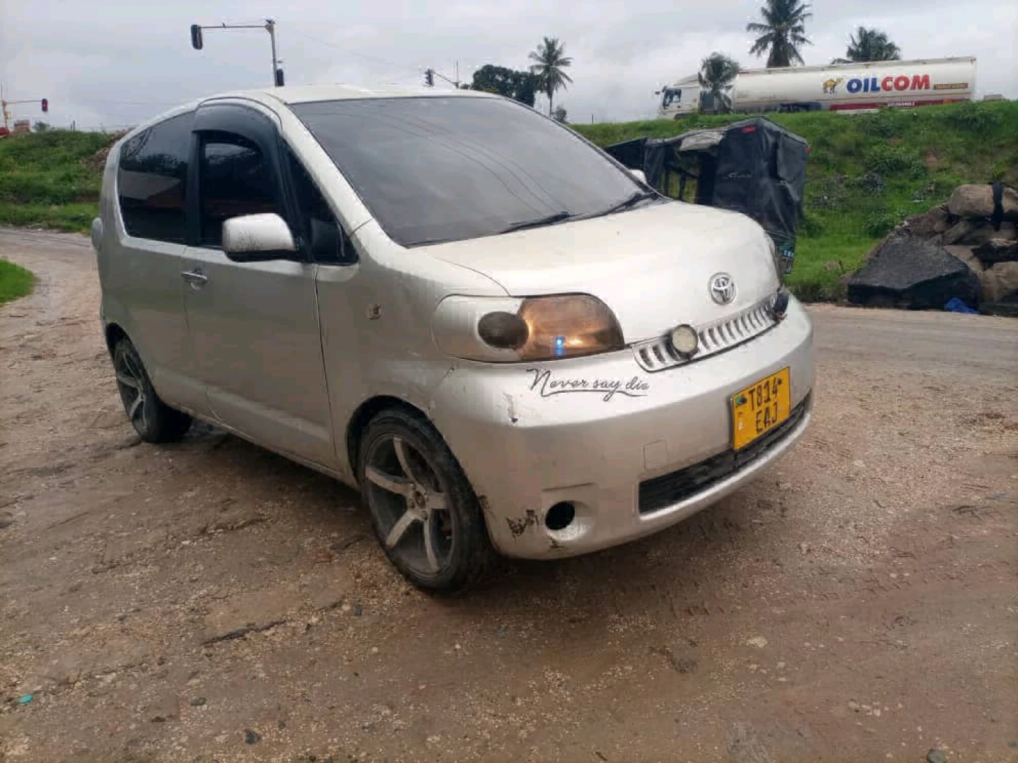 Toyota Porte Minivan Silver Low Mileage thumbnail 3