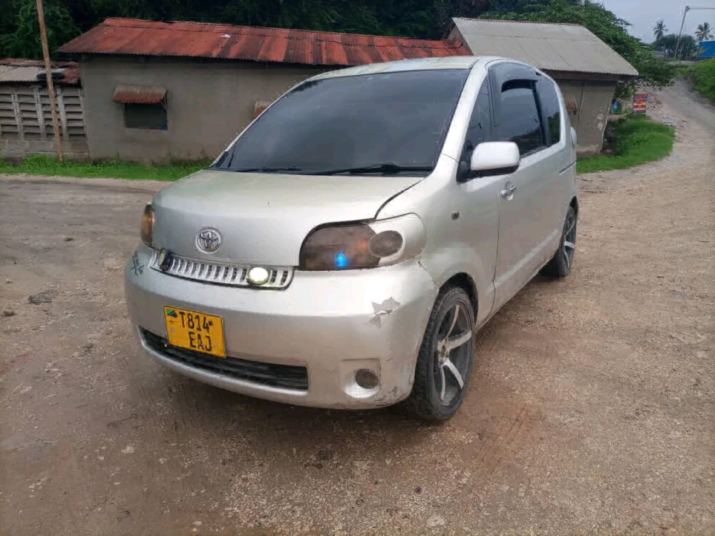 Toyota Porte Minivan Silver Low Mileage thumbnail 4
