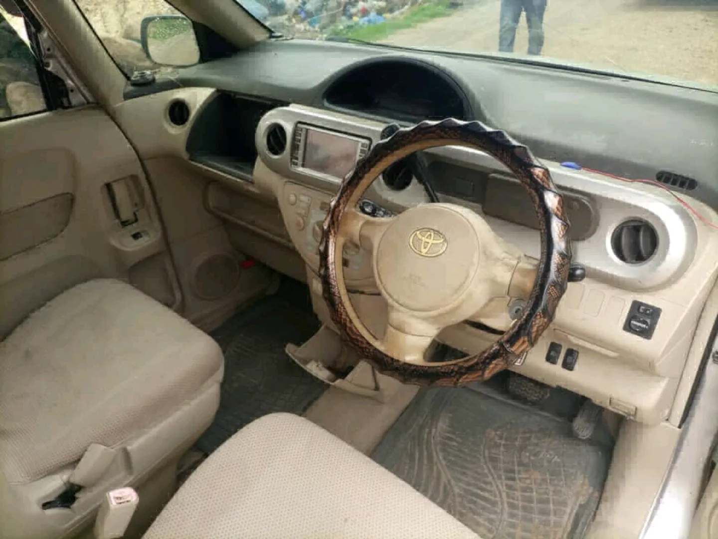 Toyota Porte Minivan Silver Low Mileage thumbnail 6