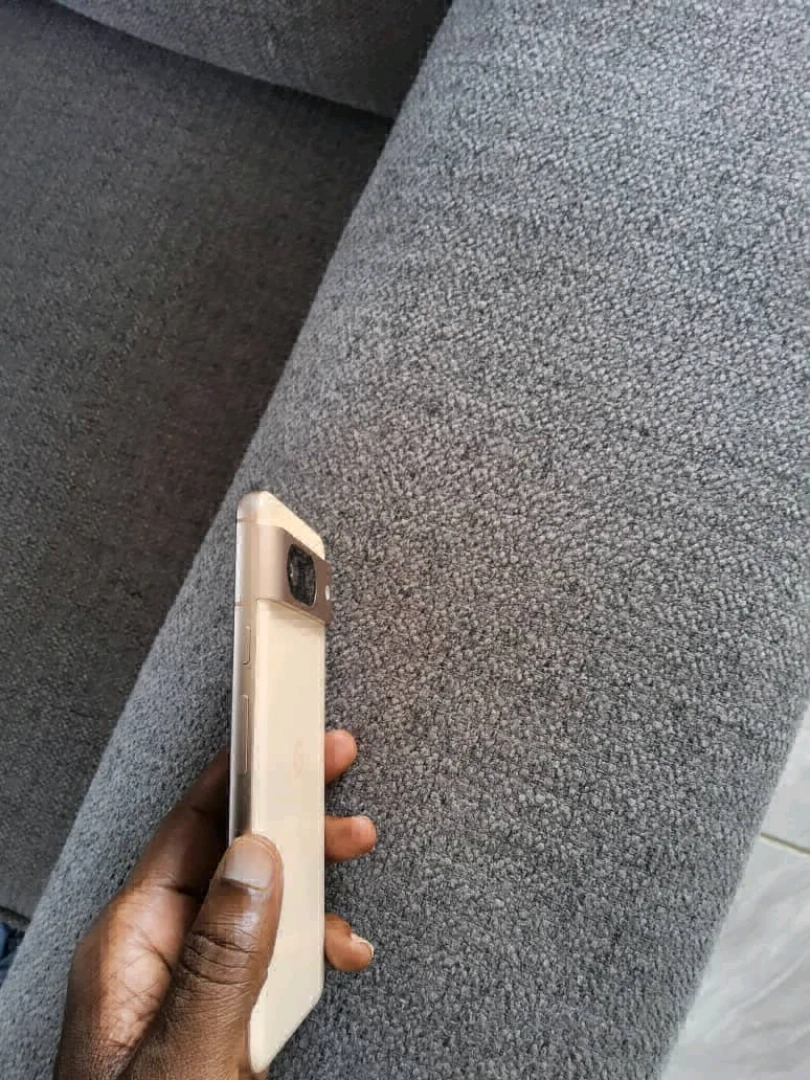 Google Pixel 8 Smartphone (Gold) thumbnail 3