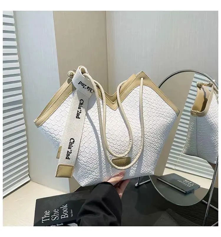 Set of 4 Stylish Handbags (White/Cream & Black) thumbnail 2