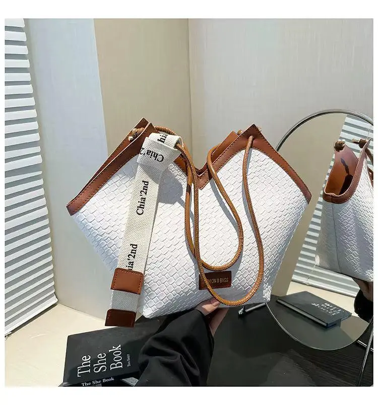 Set of 4 Stylish Handbags (White/Cream & Black) thumbnail 3