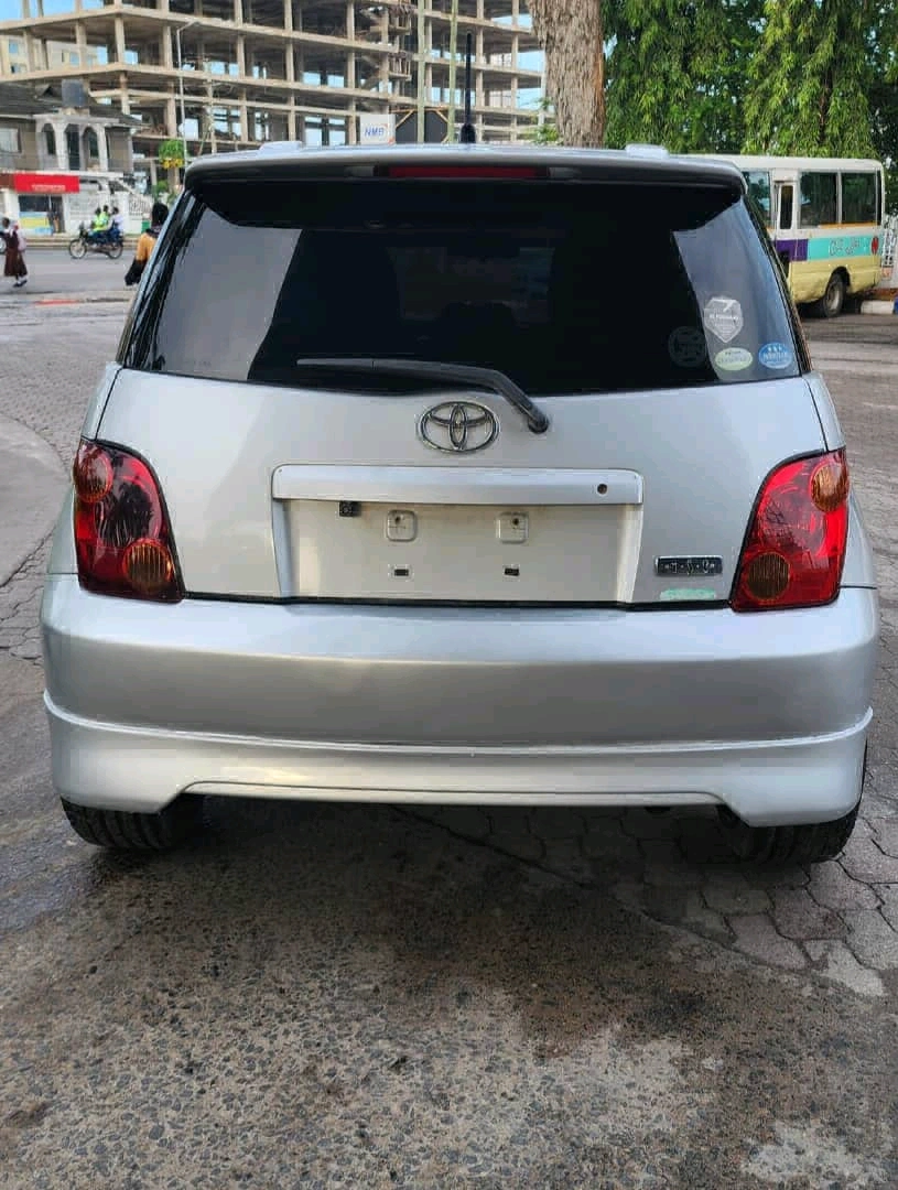 Toyota IST 2004 Silver Low Mileage thumbnail 2