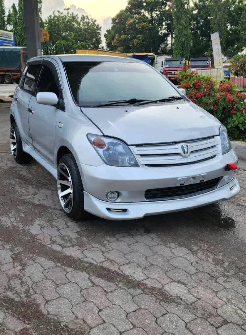 Toyota IST 2004 Silver Low Mileage thumbnail 4
