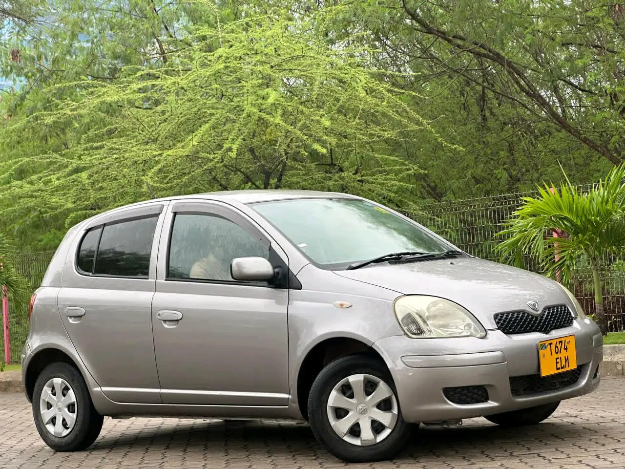 Toyota Vitz 2005 Silver (ELM) thumbnail 2