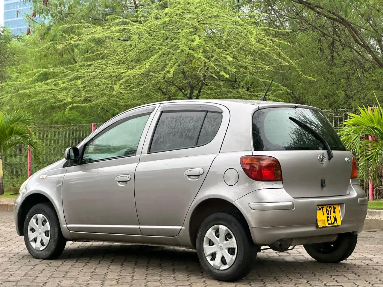 Toyota Vitz 2005 Silver (ELM) thumbnail 4