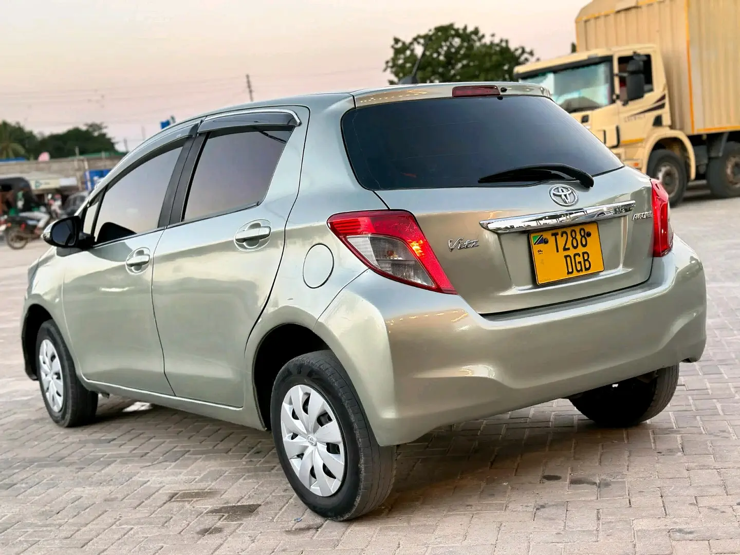 Toyota Vitz New Model (Silver) thumbnail 2