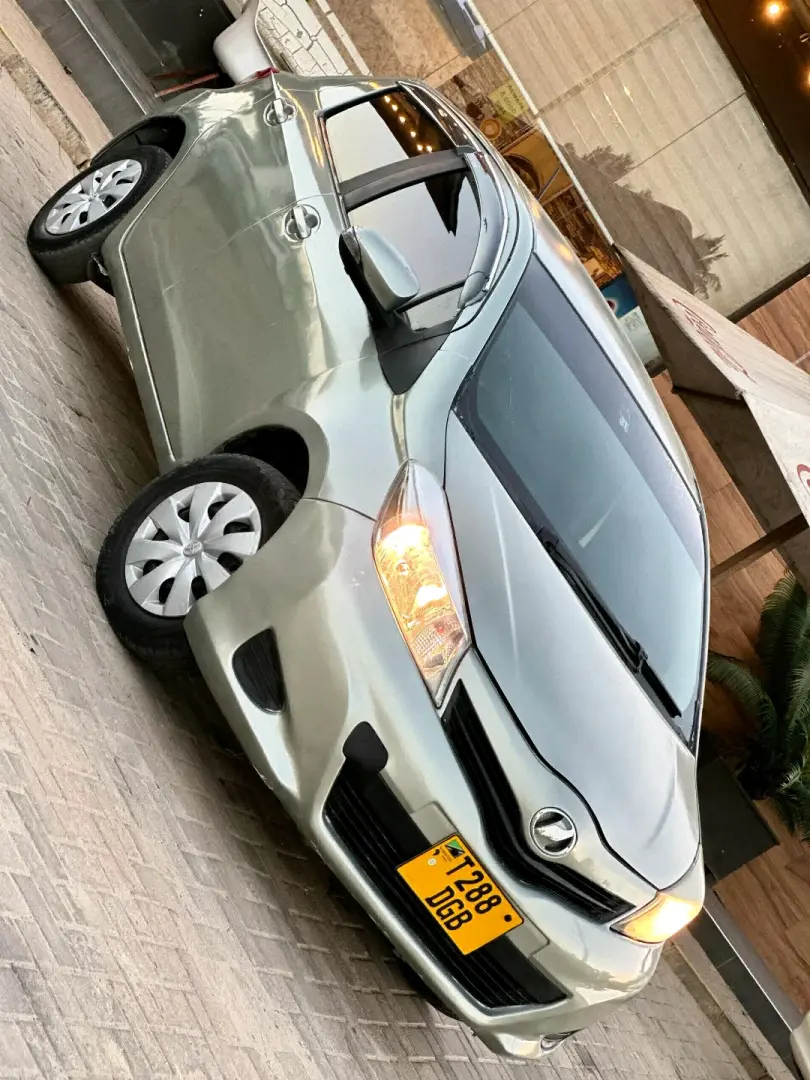 Toyota Vitz New Model (Silver) thumbnail 3