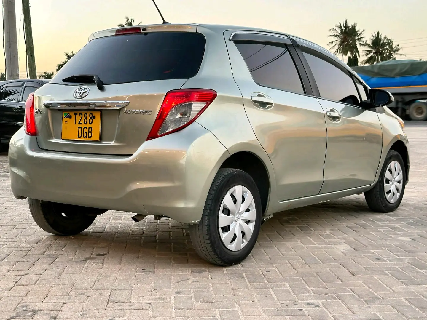 Toyota Vitz New Model (Silver) thumbnail 4