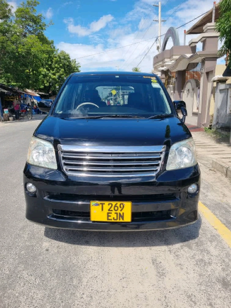 Toyota Noah 2006 Black Minivan for Sale