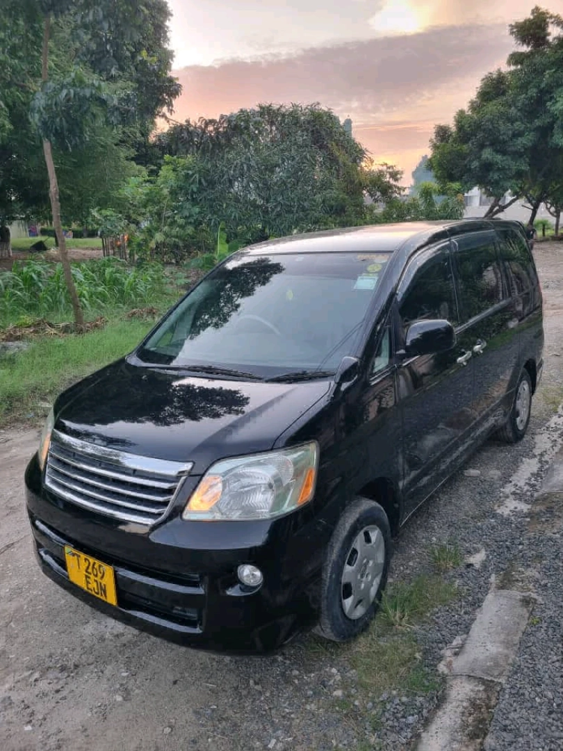 Toyota Noah 2006 Black Minivan for Sale thumbnail 2