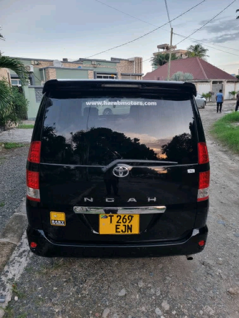 Toyota Noah 2006 Black Minivan for Sale thumbnail 3