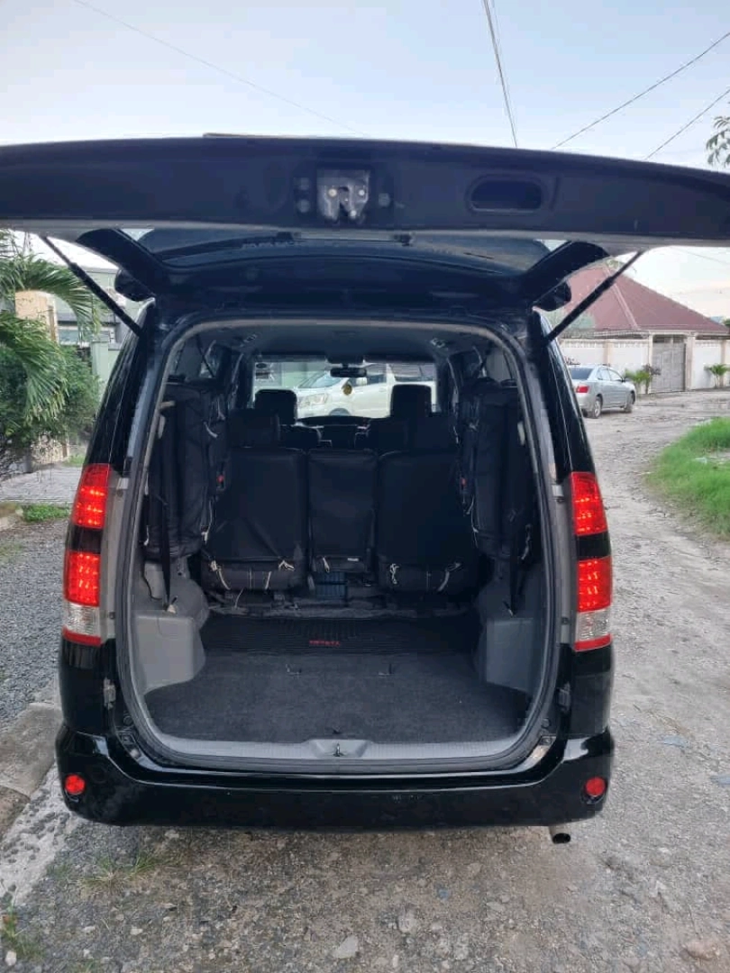Toyota Noah 2006 Black Minivan for Sale thumbnail 4