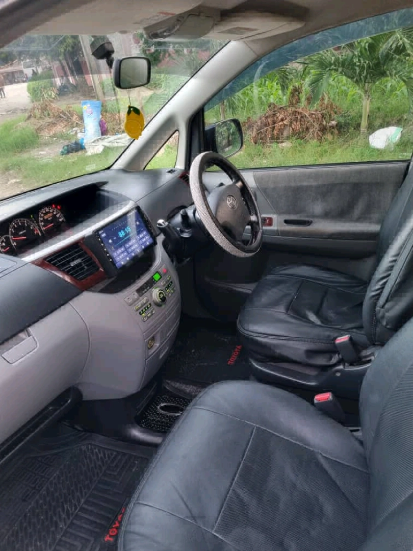 Toyota Noah 2006 Black Minivan for Sale thumbnail 5