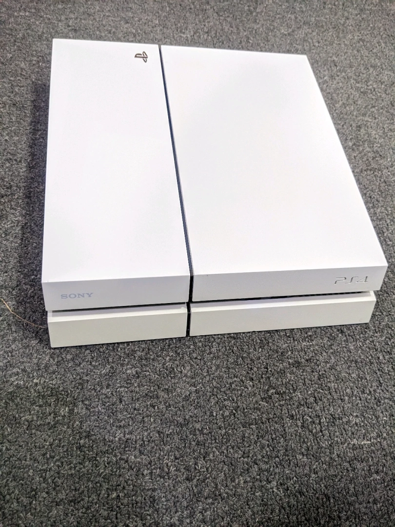 White Sony PS4 Fat Edition with 7 Games & 2 Controllers