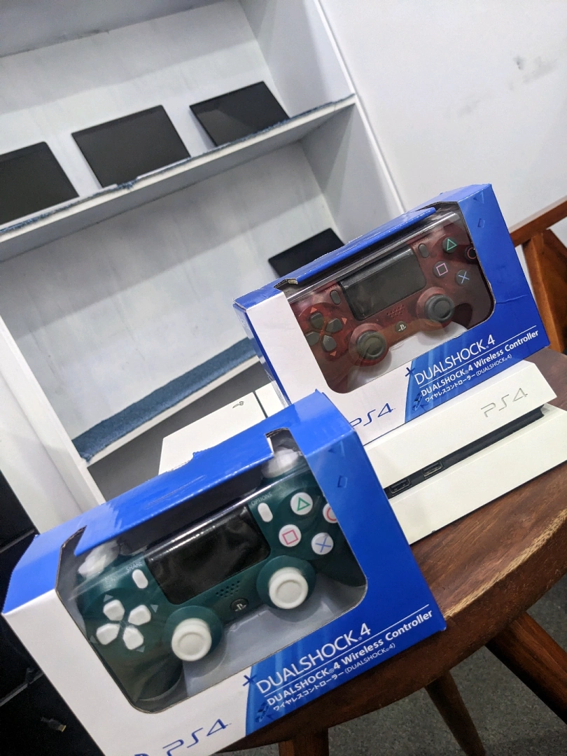 White Sony PS4 Fat Edition with 7 Games & 2 Controllers thumbnail 9