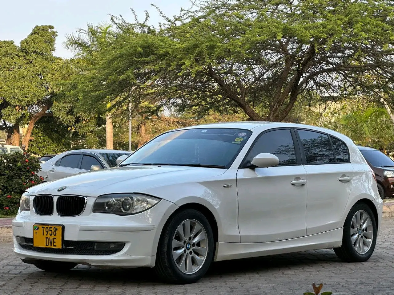 BMW 1 Series 2010, White, 1590cc thumbnail 2
