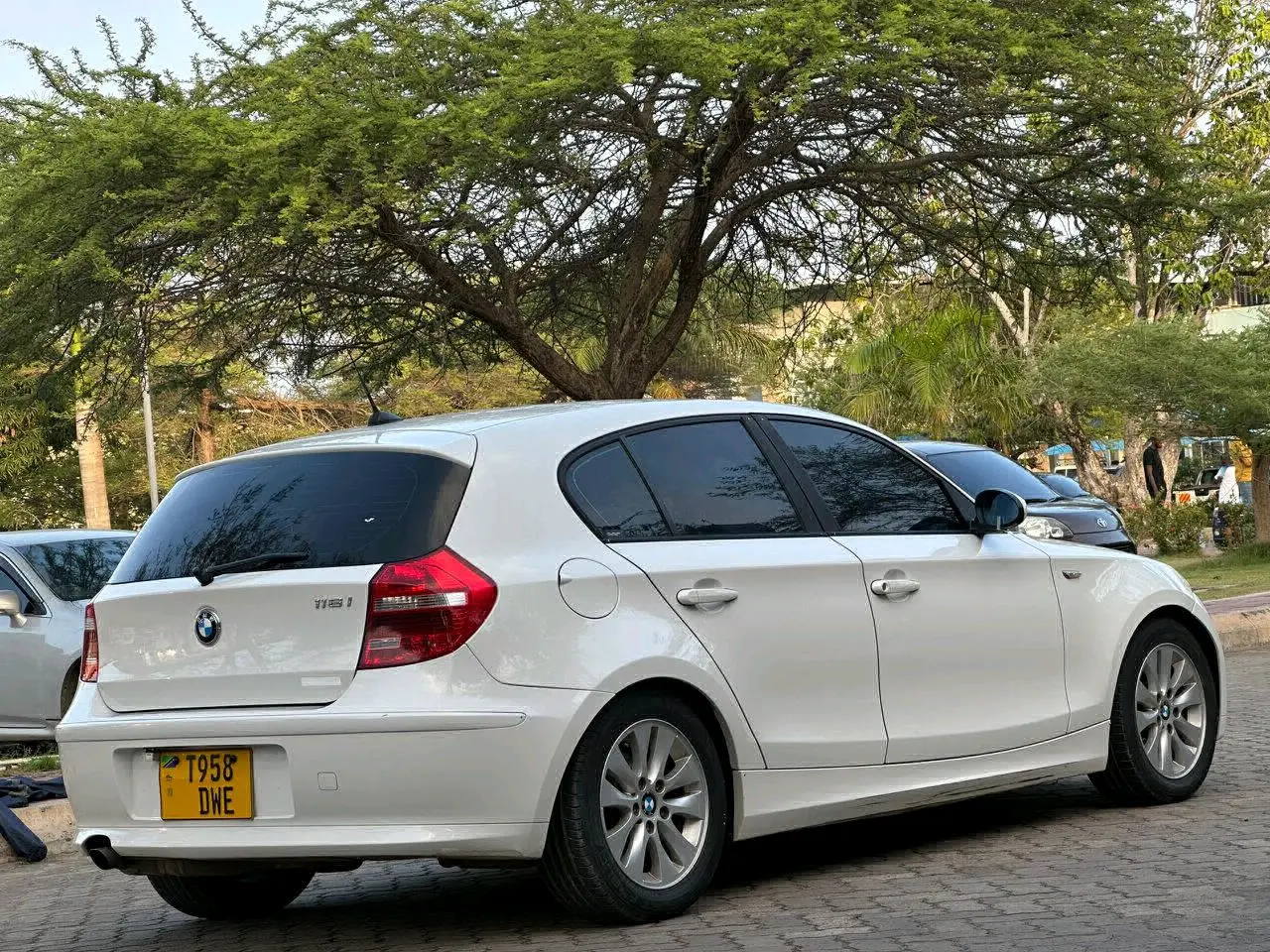BMW 1 Series 2010, White, 1590cc thumbnail 3