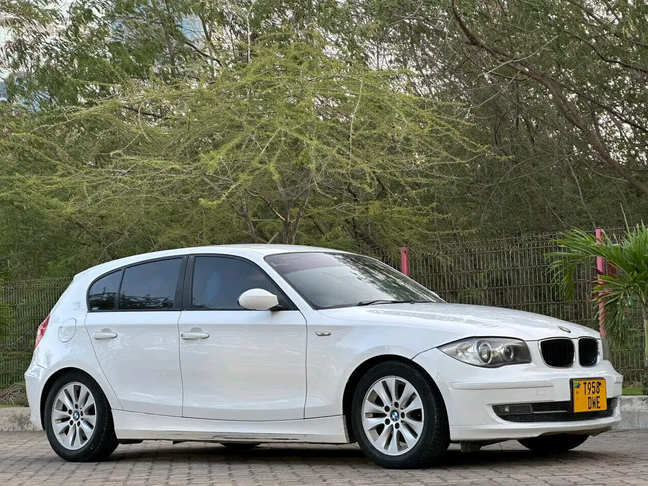 BMW 1 Series 2010, White, 1590cc thumbnail 4