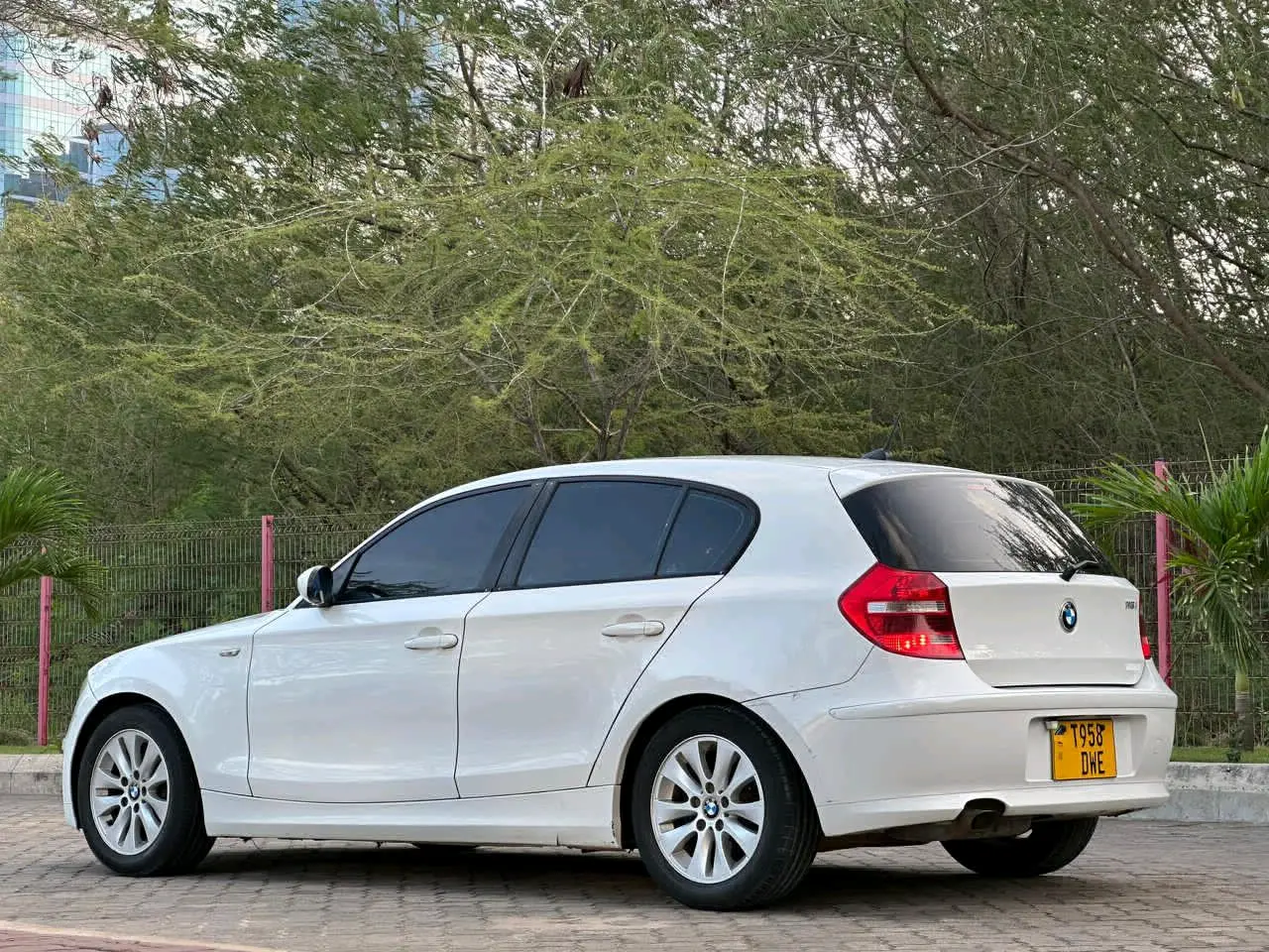 BMW 1 Series 2010, White, 1590cc thumbnail 5