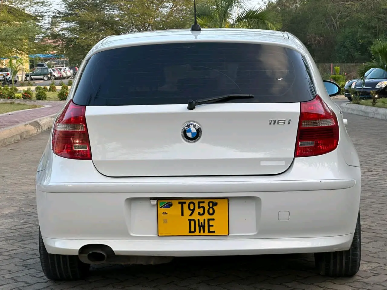 BMW 1 Series 2010, White, 1590cc thumbnail 6