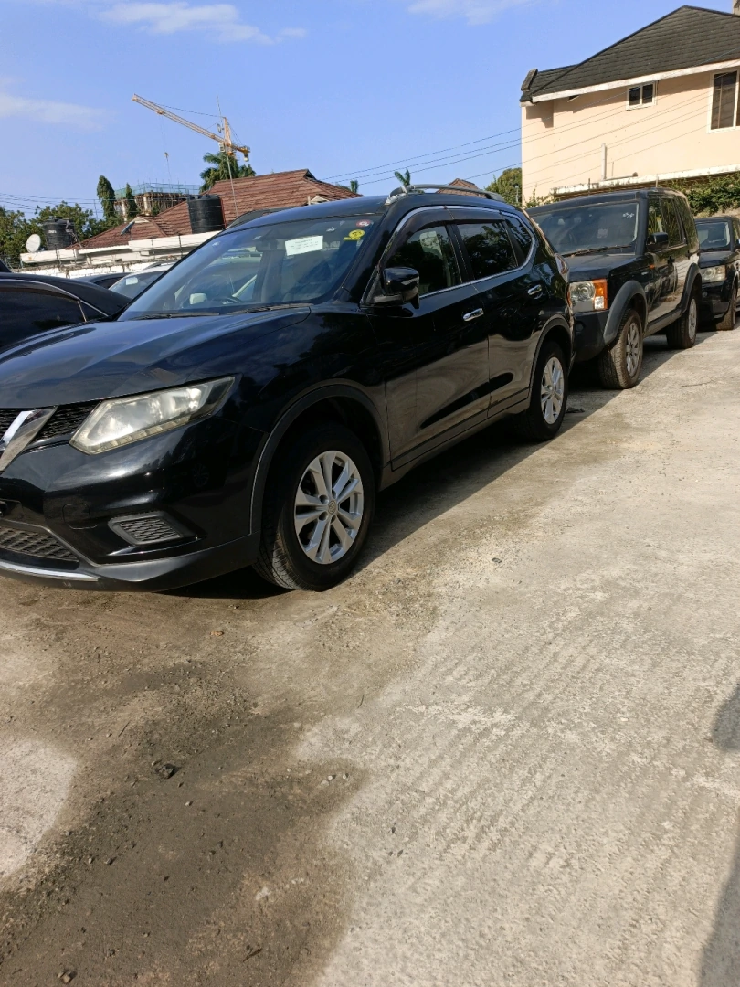 2014 Black Nissan X-Trail, 1990cc Petrol thumbnail 2