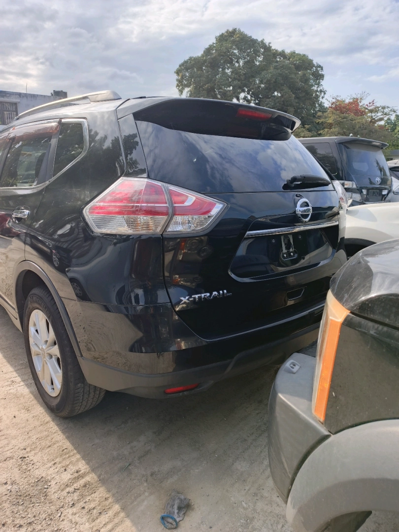 2014 Black Nissan X-Trail, 1990cc Petrol thumbnail 3