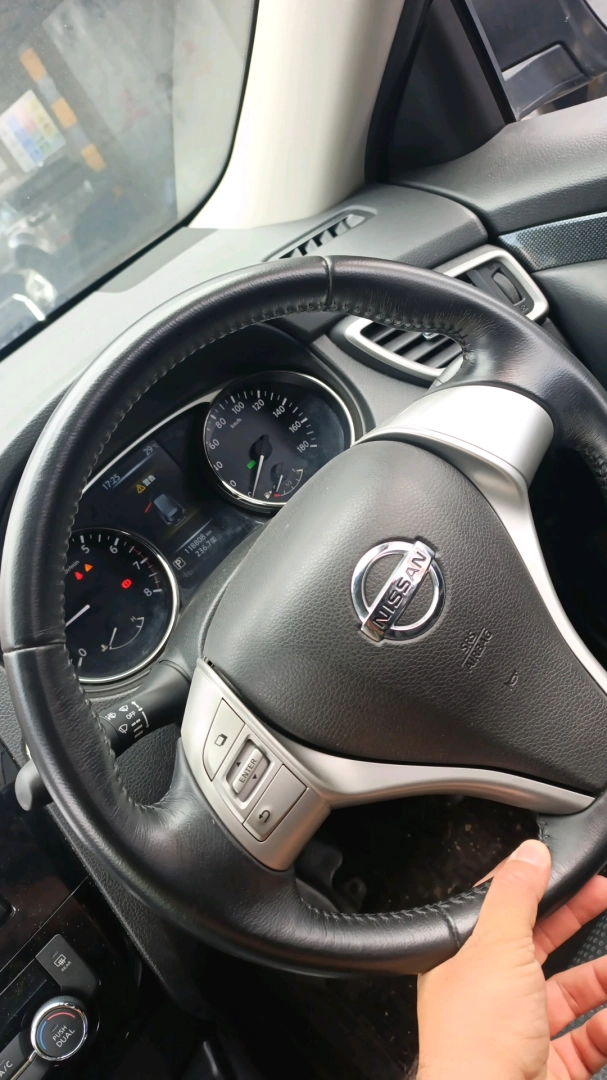 2014 Black Nissan X-Trail, 1990cc Petrol thumbnail 4