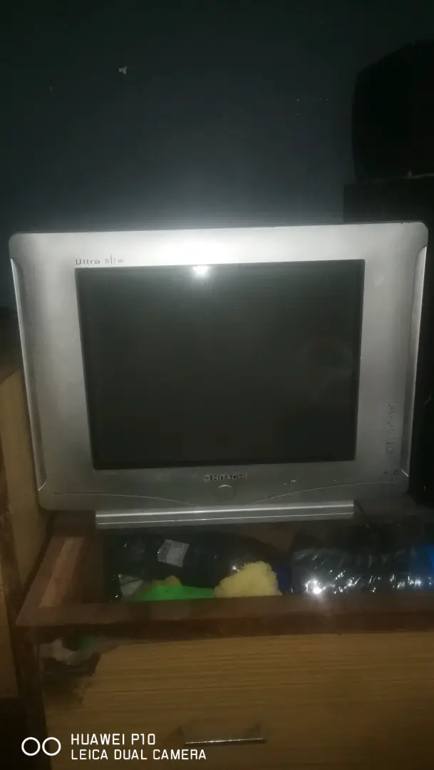 Hitachi Ultra Slim CRT TV yenye Tatizo