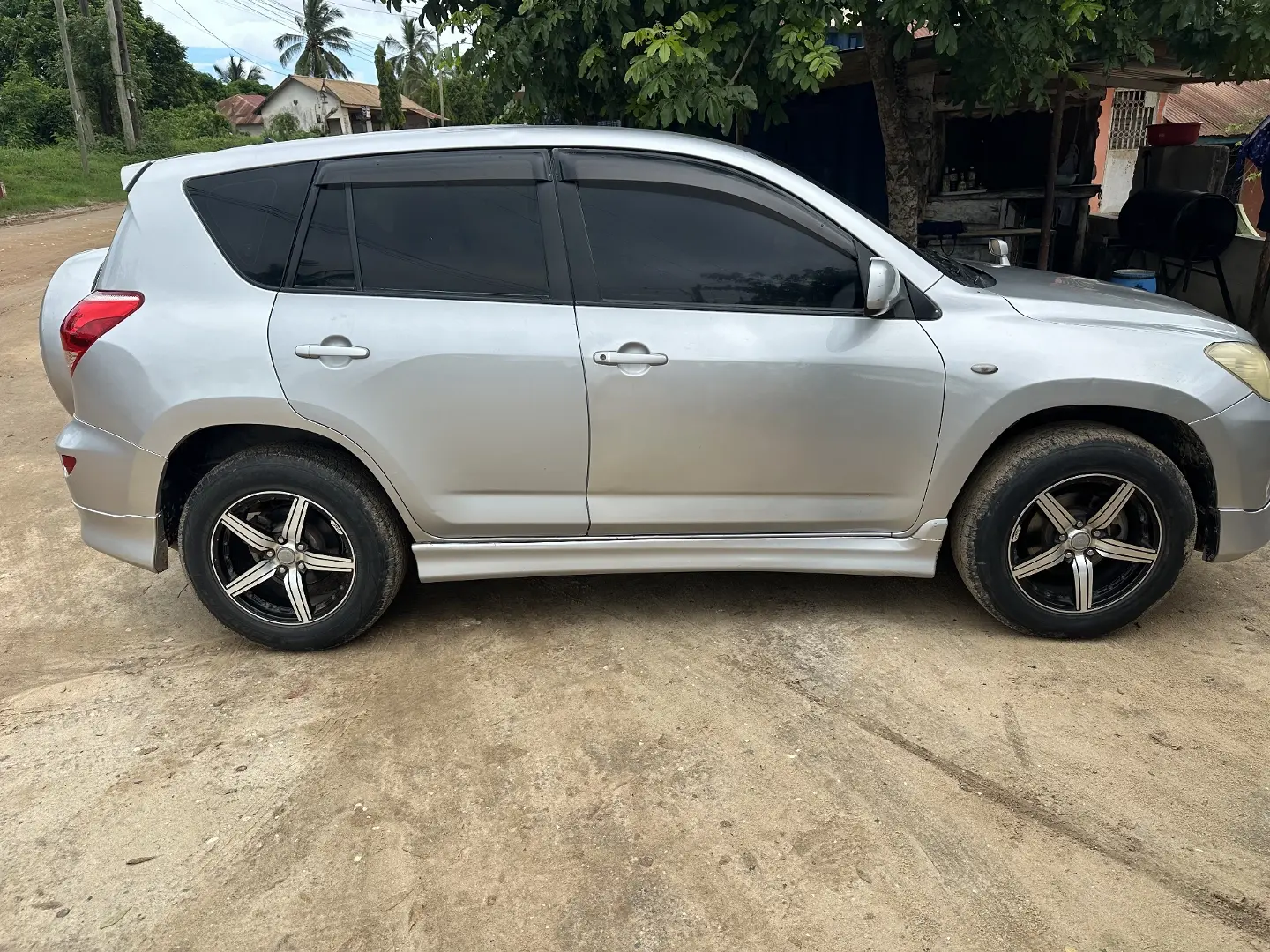 Silver Toyota RAV4 thumbnail 2