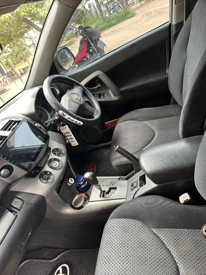 Silver Toyota RAV4 thumbnail 6