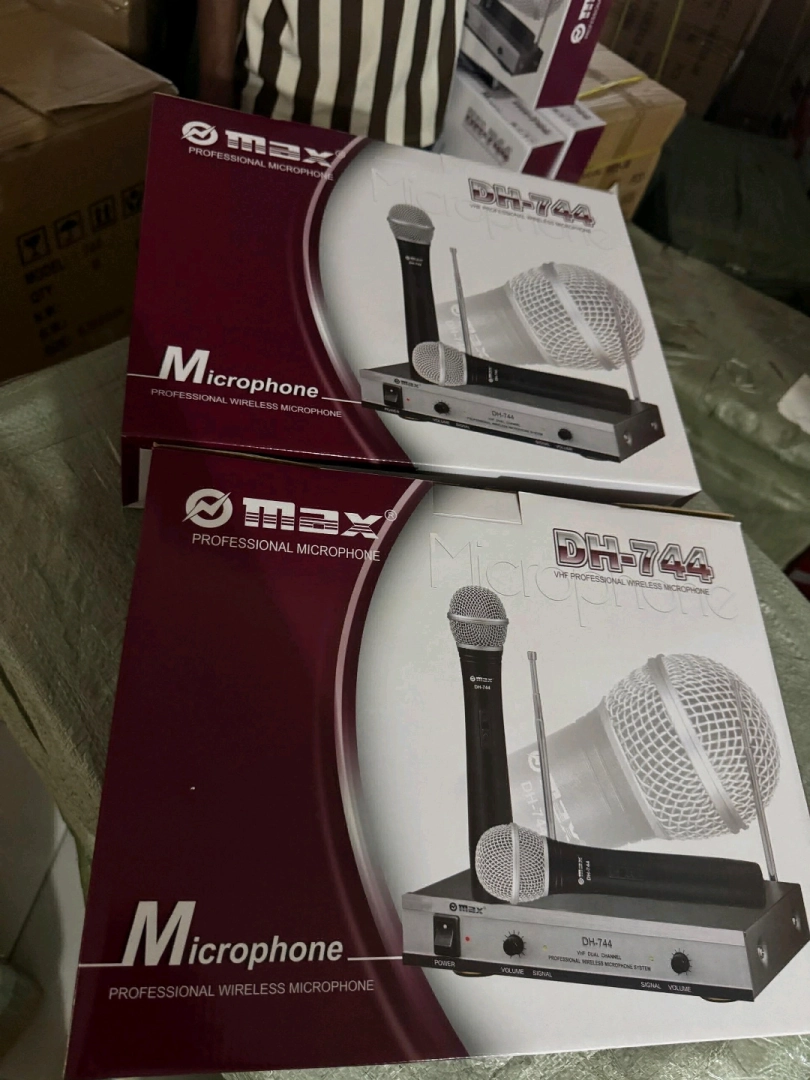 Max DH-744 Professional Dual Wireless Microphone System