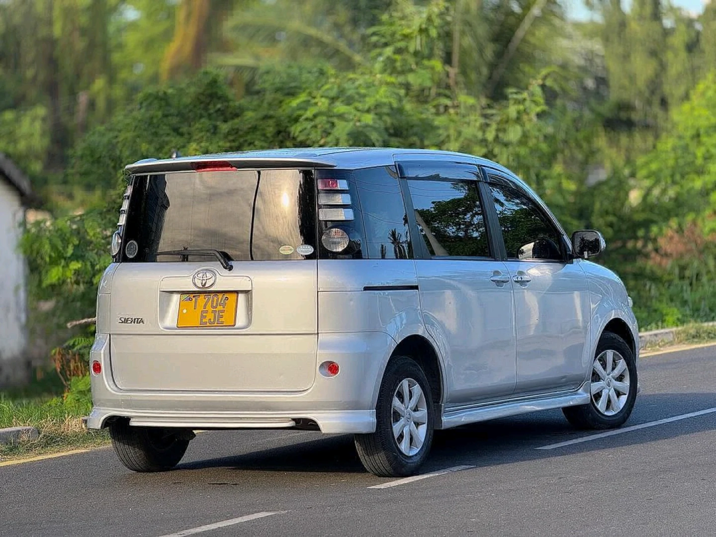 Toyota Sienta 2006 Automatic Minivan thumbnail 3