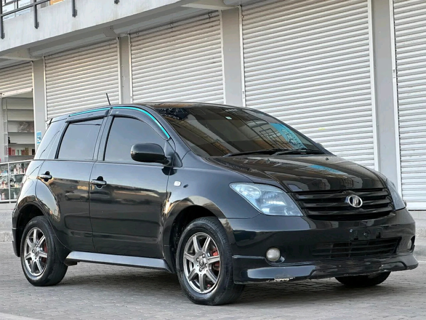 Black Toyota Ist 2005 Automatic thumbnail 3