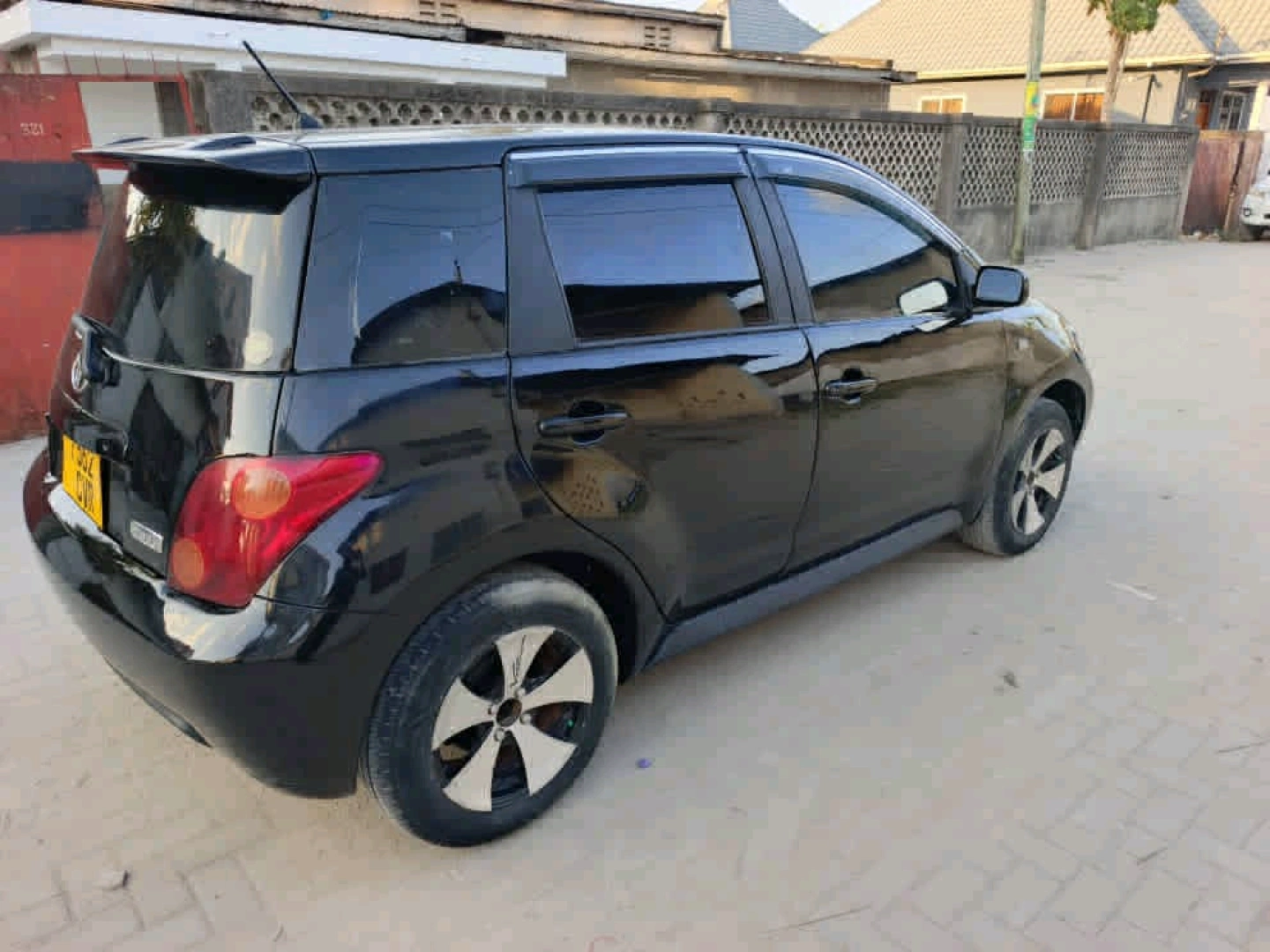 Black Toyota Ist 2004 Automatic 1290cc thumbnail 3
